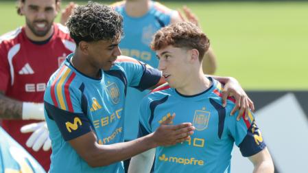 Víctor Muñoz y Lamine Yamal durante el entrenamiento de este lunes en Chattanooga