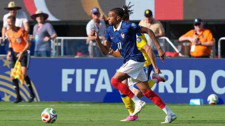 Michael Olise controla un balón en el partido de los dieciseisavos de final del Mundial de la FIFA 2026 entre Francia y Suecia
