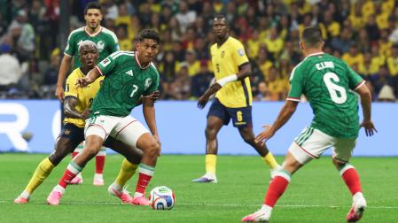 Luis Romo (3-i) de México disputa el balón con Nilson Angulo (2-i) de Ecuador en el partido de los dieciseisavos de final del Mundial
