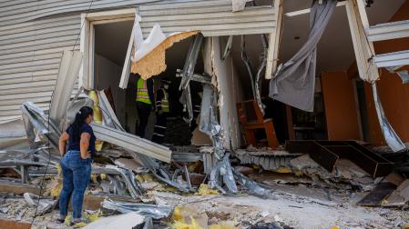 Personas buscan dentro de edificios que hacían parte del programa social Misión Vivienda del presidente fallecido Hugo Chávez destruidos tras los terremotos que asolaron a Venezuela la semana pasada,