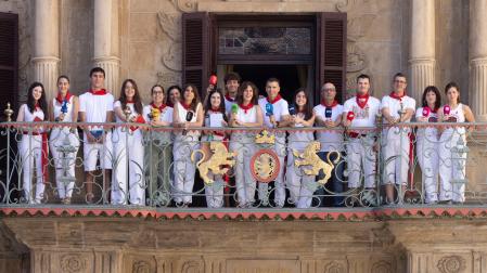 Profesionales de los medios de comunicación navarros posan en el balcón del Ayuntamiento de Pamplona para mostrar su compromiso contra las agresiones sexistas en San Fermín