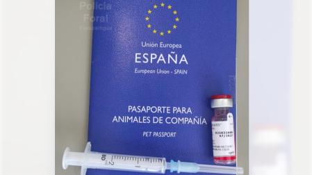 Un pasaporte de animales de compañía junto a una medicación