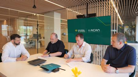 Juan Mari Ayechu Redín, en representación de Acción Social de Caja Rural de Navarra, y Roberto Lanaspa Martínez, presidente de ACAN, firman el convenio de colaboración