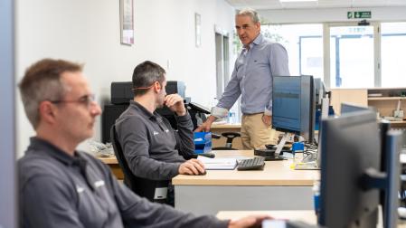 Alberto Peña, con parte del equipo de la delegación de Reybesa en Tudela
