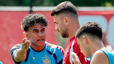 Los jugadores de la selección española Lamine Yamal (c) y Unai Simón (2d) durante el entrenamiento de este lunes