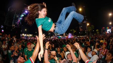 Aficionados de México celebran el triunfo del partido de los dieciseisavos de final del Mundial de la FIFA 2026 ante Ecuador este martes, en la Glorieta de la Minerva en Guadalajara, Jalisco
