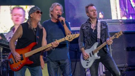 Roger Glover, Ian Gillan y Simon McBride en un concierto de Deep Purple.