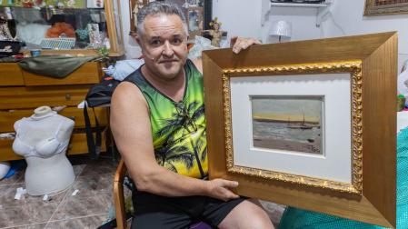 Andrés Hurtado, un vecino de Murcia, muestra el cuadro de Joaquín Sorolla que encontró en una calle de Sevilla y que recogió porque le gustó el marco, sin saber el valor que tenía la obra