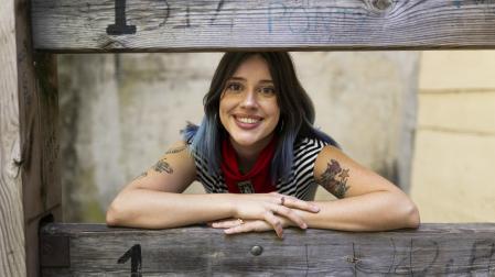 Marta Garatea se apoya en el vallado número 1 del callejón de la Plaza de Toros de Pamplona
