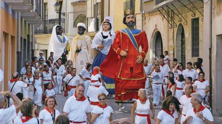 Los gigantes viejos en una salida durante las fiestas de Estella hace años.