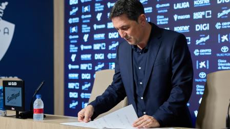 Braulio Vázquez repasa sus notas antes de una conferencia de prensa