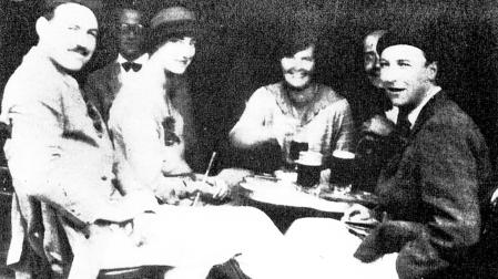 De izq. a dcha.: Ernest Hemingway, Harold Loeb, Duff Twysden, Hadley Richardson, Donald Ogden Stewart y Patrick Guthrie. La imagen es de los Sanfermines de 1925