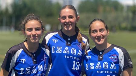 Leyre Echeverría, Claudia Alonso e Iranzu Astrain, de Izaga.