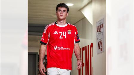 Ander Izquierdo, saliendo del vestuario del SL Benfica, club portugués en el que seguirá jugando los próximos años