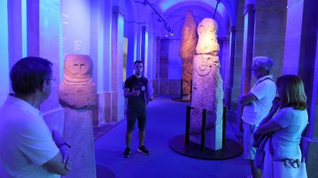 El estudiante de Historia del Arte, Xabier Urman Iriarte, ayer, en la primera visita acompañada del verano, en el Museo de Navarra, ante los Gigantes de Piedra.