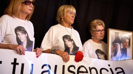Tres mujeres sujetan la pancarta durante el acto de recuerdo a Nagore Laffage