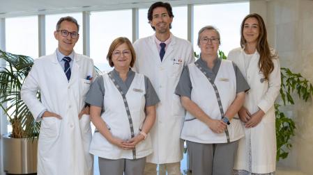 De izquierda a derecha, el Dr. Jorge Arredondo, María Molina, el Dr. Carlos Sánchez Justicia, Paula Guerrero y la Dra. Adriana Úriz, del Departamento de Cirugía General y Digestiva de la Clínica Universidad de Navarra