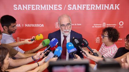 El consejero Fernando Domínguez atiende a los medios tras la reunión del dispositivo sanitario