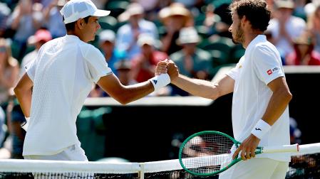 Rafael Jodar (izda) saluda a Pablo Carreño al finalizar el choque entre ambos en Wimbledon