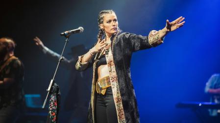 Isabel Aaiún era jinete antes de dedicarse al mundo de la música. Hoy, cuando se baja de los escenarios, se sube a un caballo como Isabel Casado