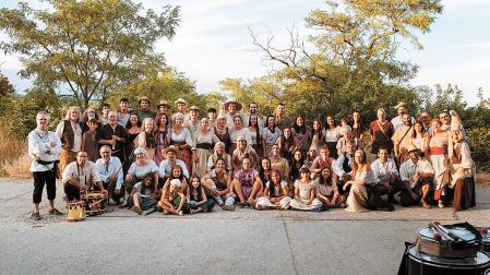Integrantes del grupo de teatro Garañango de Bargota ataviados para las representaciones de la Semana de la Brujería