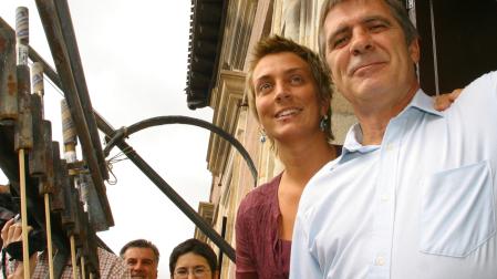 En la imagen. junto a la entonces edil Virginia Alemán, Miguel Eraso cuando lanzó el cohete de fiestas de Santiago.