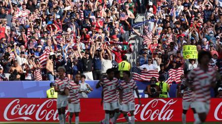 Jugadores y aficionados de Estados Unidos celebran uno de los goles ante Bosnia