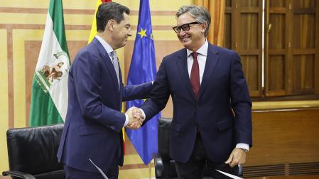 El candidato a la investidura y líder de los populares andaluces, Juanma Moreno, y el líder de Vox en la comunidad, Manuel Gavira, durante la firma del "acuerdo de gobierno y estabilidad"