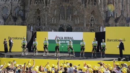 El conjunto navarro Caja Rural-Seguros RGA, que debuta en el Tour, en la presentación este jueves en Barcelona