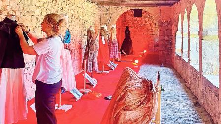 La diseñadora Edurne Ibáñez ultima los detalles de la exposición de vestuario en el claustro de Santa Fe