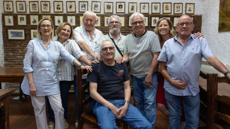 Juan Sainz, Tudelano Popular 2026, sentado y rodeado de otros homenajeados en ediciones anteriores
