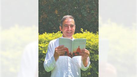 Manolo Cruz muestra la portada de su libro