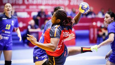 La pivote navarra Kelly Fonkeng, en un duelo pasado del Mundial