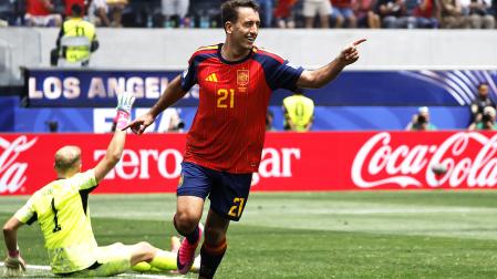Mikel Oyarzabal celebra uno de los goles a Austria