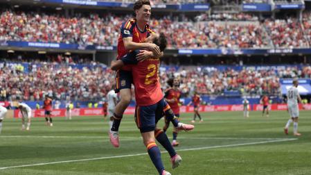 Oyarzabal y Gavi celebran uno de los goles del guipuzcoano