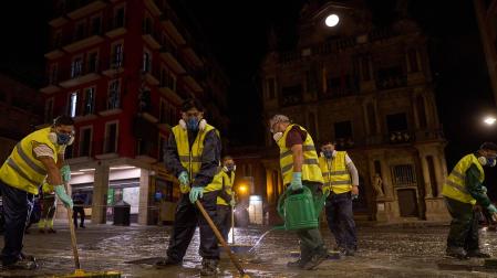 Aplicación del antideslizante en el recorrido del encierro de los Sanfermines