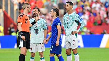 Cristiano Ronaldo y Luka Modric hablan con el árbitro en el partido que ha enfrentado a Portugal y Croacia