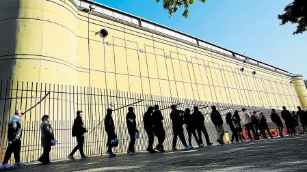 Las colas en los centros para la regularización se han repetido durante días