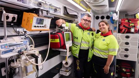 Peio Jiménez Díaz junto a su hija Leyre, en el interior de una ambulancia de DYA Navarra.
