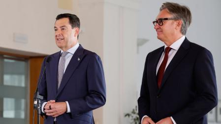 El líder de los populares andaluces, Juanma Moreno, y el líder de Vox en la comunidad, Manuel Gavira, durante la firma del "acuerdo de gobierno y estabilidad"