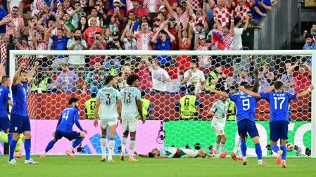 El croata Josko Gvardiol (segundo por la izquierda), celebra el gol del empate ante Portugal, que posteriormente fue anulado por el VAR por fuera de juego