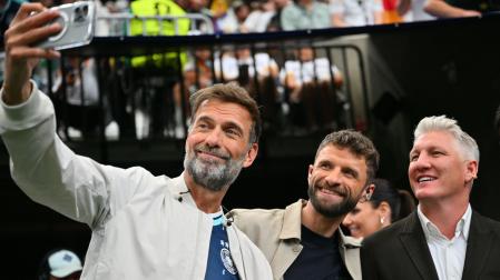 El seleccionador alemán, Jürgen Klopp, se fotografía con Thomas Müller y Bastian Schweinsteige durante el Mundial de Fútbol 2026