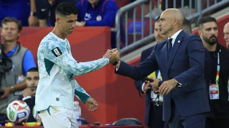 Saludo entre Cristiano Ronaldo y Roberto Martínez al ser sustituido en el partido de Portugal ante Croacia