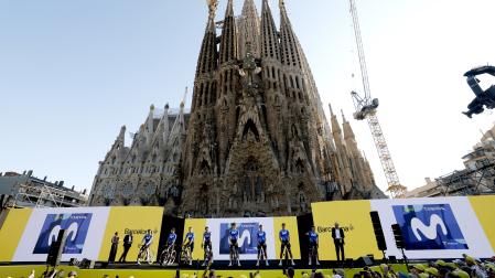 Los ciclistas de Movistar Team, en la presentación de los equipos del Tour 2026 ante la Sagrada Familia