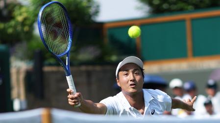 Shintaro Mochizuki devuelve una pelota en la red durante el partido contra Rafael Jódar