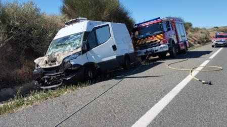 Estado en el que ha quedado la furgoneta tras colisionar con un camión