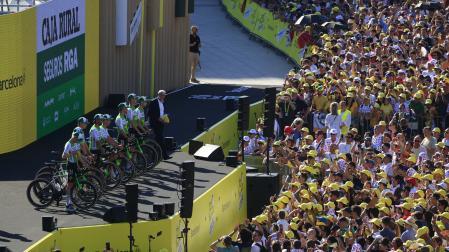 El equipo Caja Rural-RGA en la presentación del Tour 2026 en Barcelona.