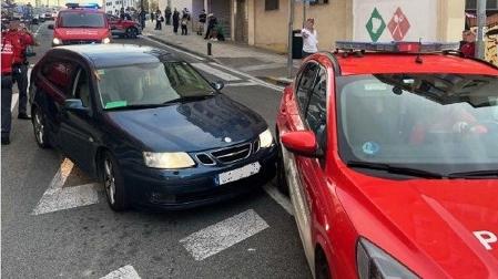Momento en el que la patrulla de la Policía Foral para al automóvil del infractor
