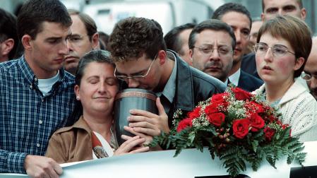15 de julio de 2001, tras el funeral por Múgica, hubo una marcha por Leitza contra ETA. Tras la pancarta, Reyes Zubeldia lleva la urna con las cenizas de su marido, rodeada por sus hijos Francisco, Daniel y Raquel