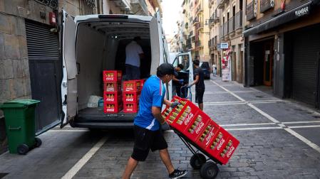 Repartidores en el Casco Viejo tres días antes del inicio de los Sanfermines